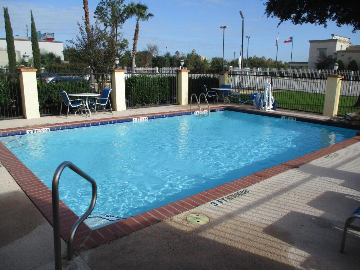 Days Inn & Suites By Wyndham Sam Houston Tollway Jersey Village Exterior photo