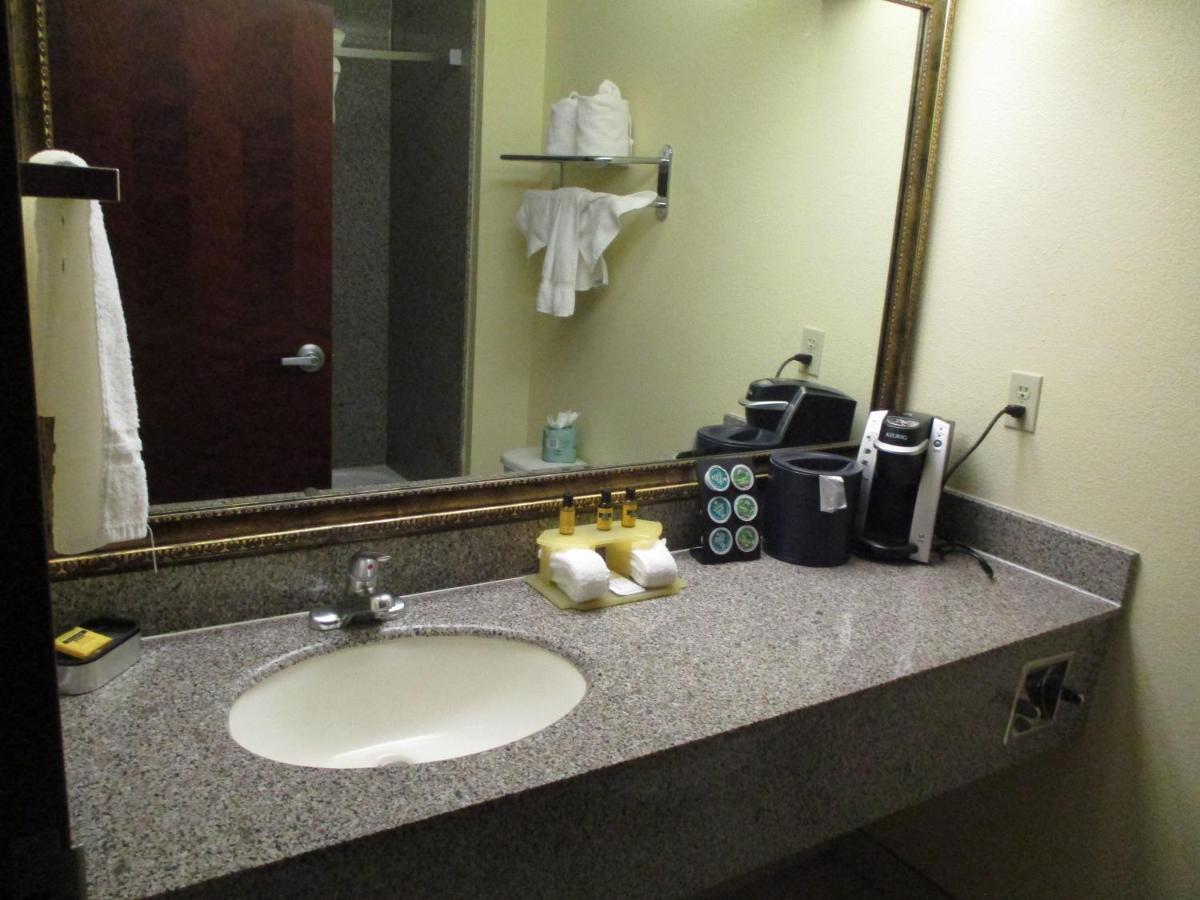 Days Inn & Suites By Wyndham Sam Houston Tollway Jersey Village Exterior photo