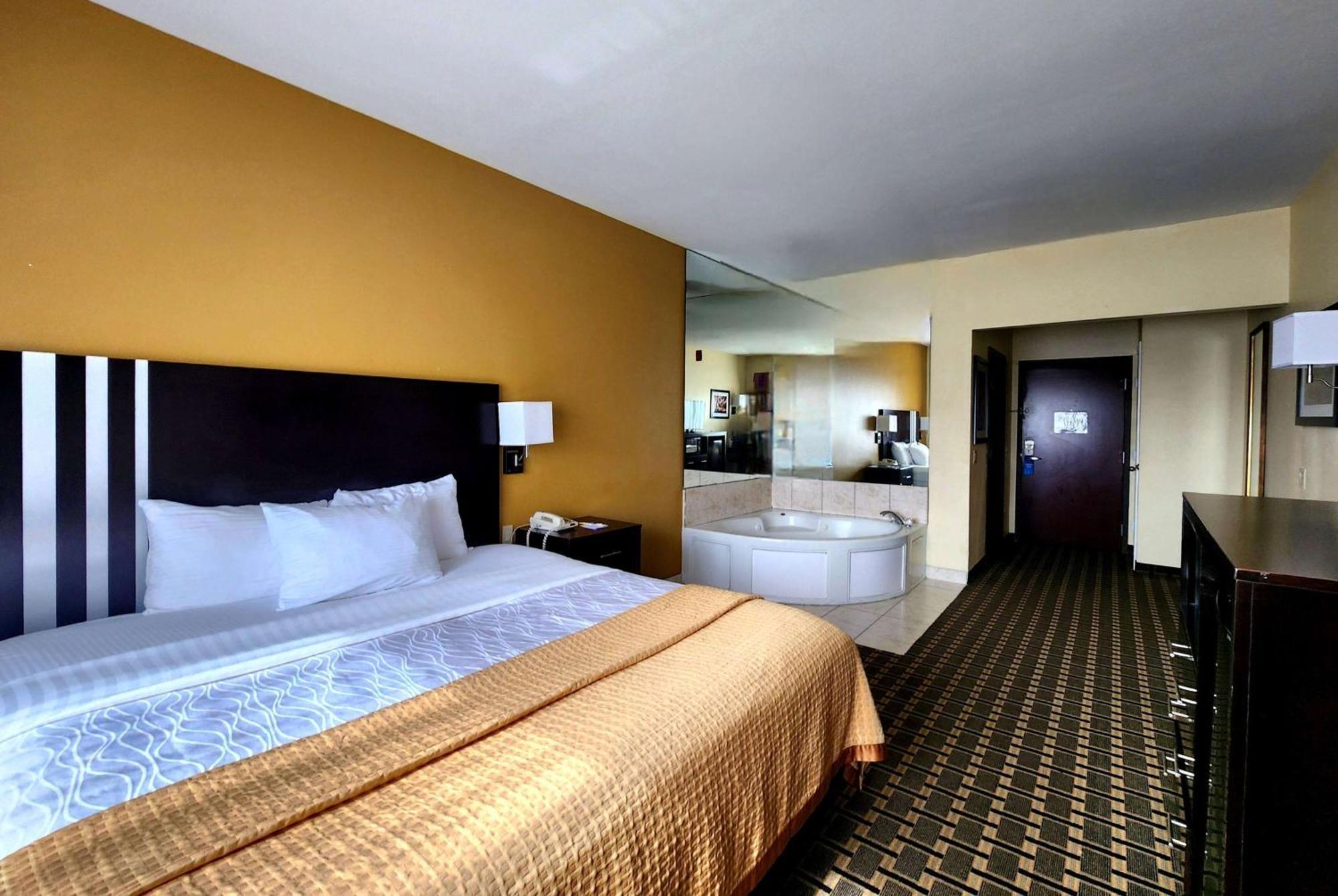 Days Inn & Suites By Wyndham Sam Houston Tollway Jersey Village Exterior photo