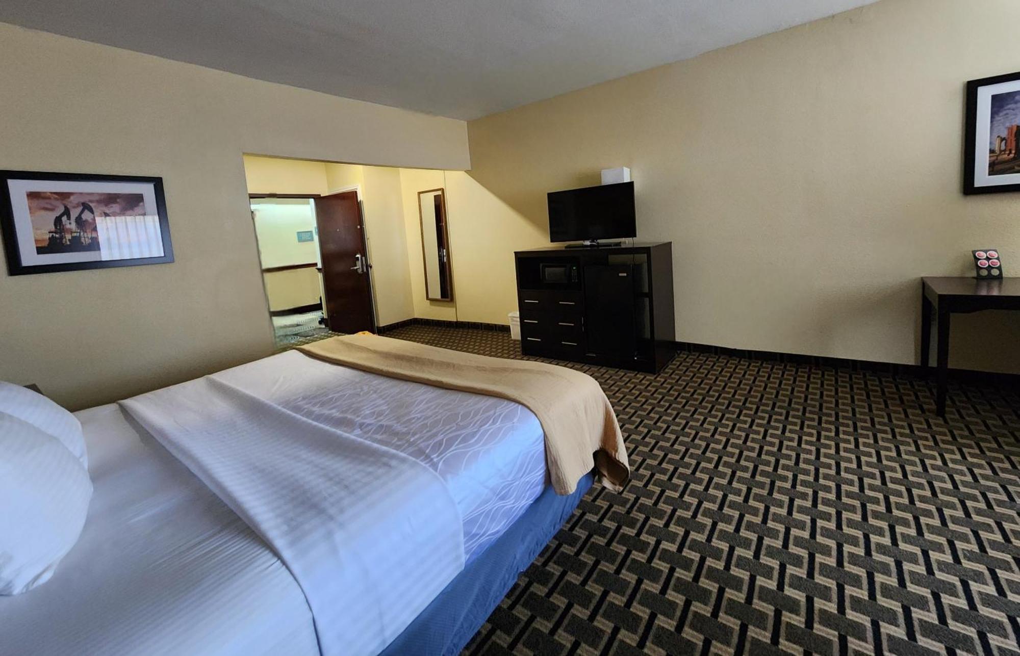 Days Inn & Suites By Wyndham Sam Houston Tollway Jersey Village Exterior photo