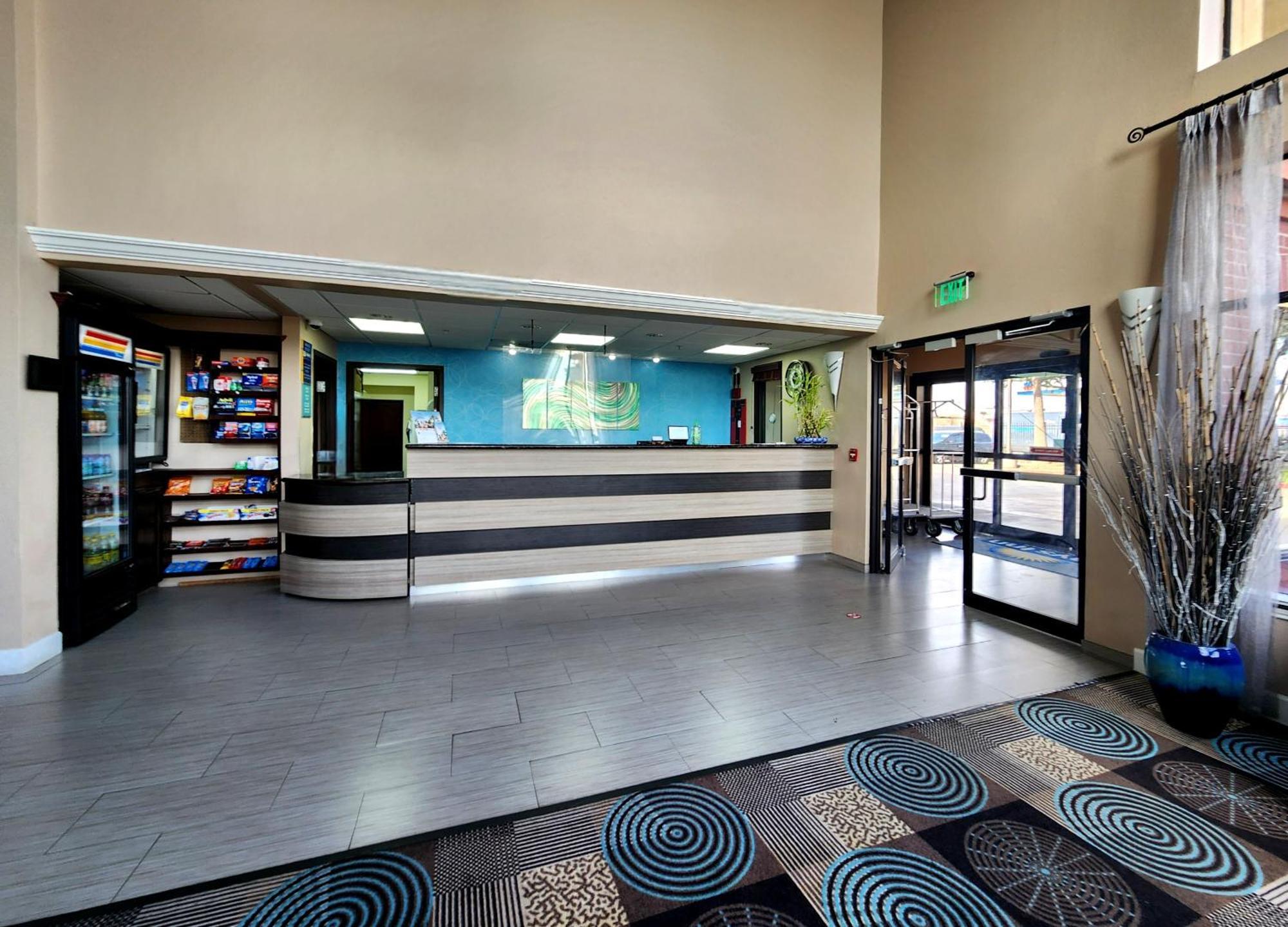 Days Inn & Suites By Wyndham Sam Houston Tollway Jersey Village Exterior photo