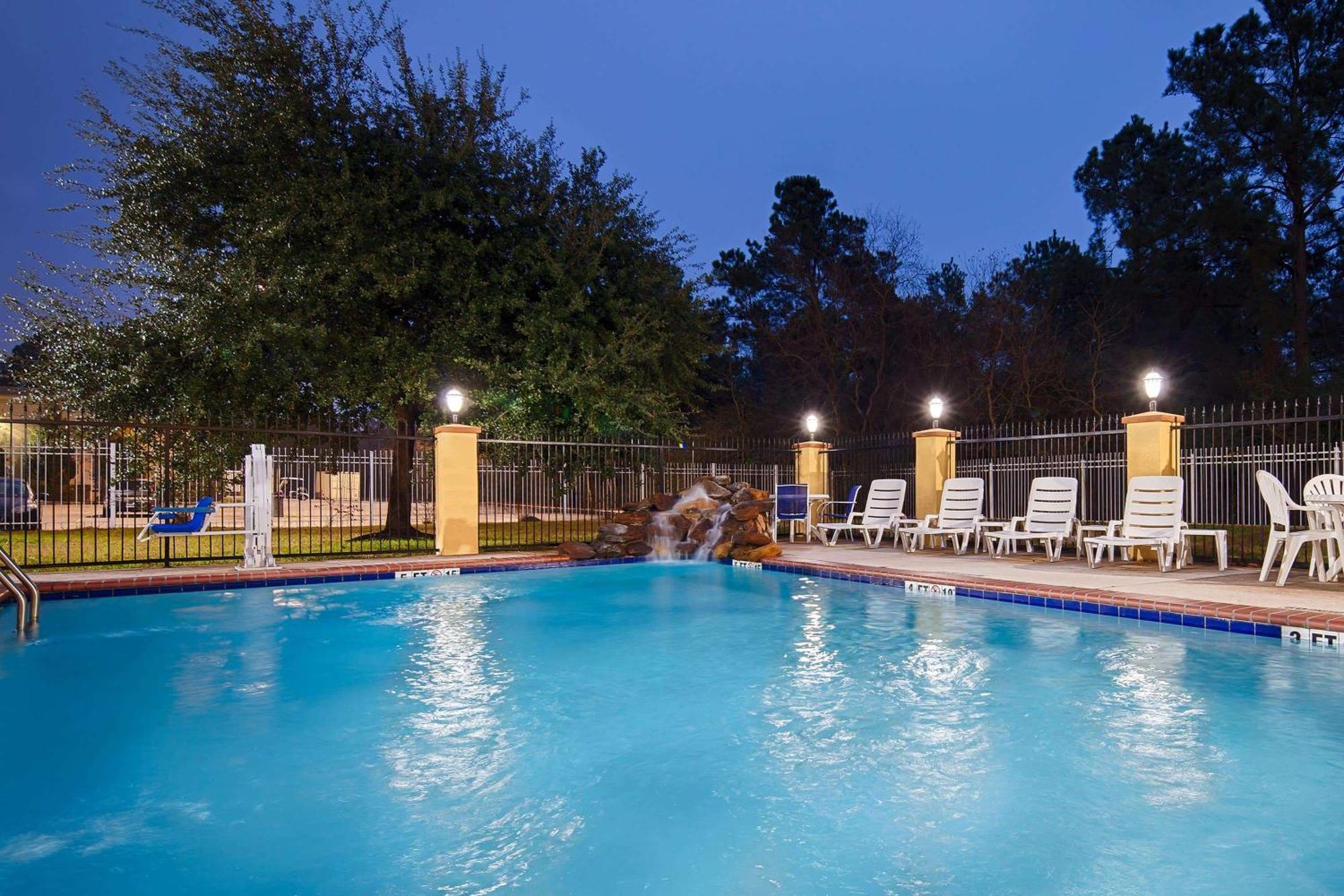 Days Inn & Suites By Wyndham Sam Houston Tollway Jersey Village Exterior photo