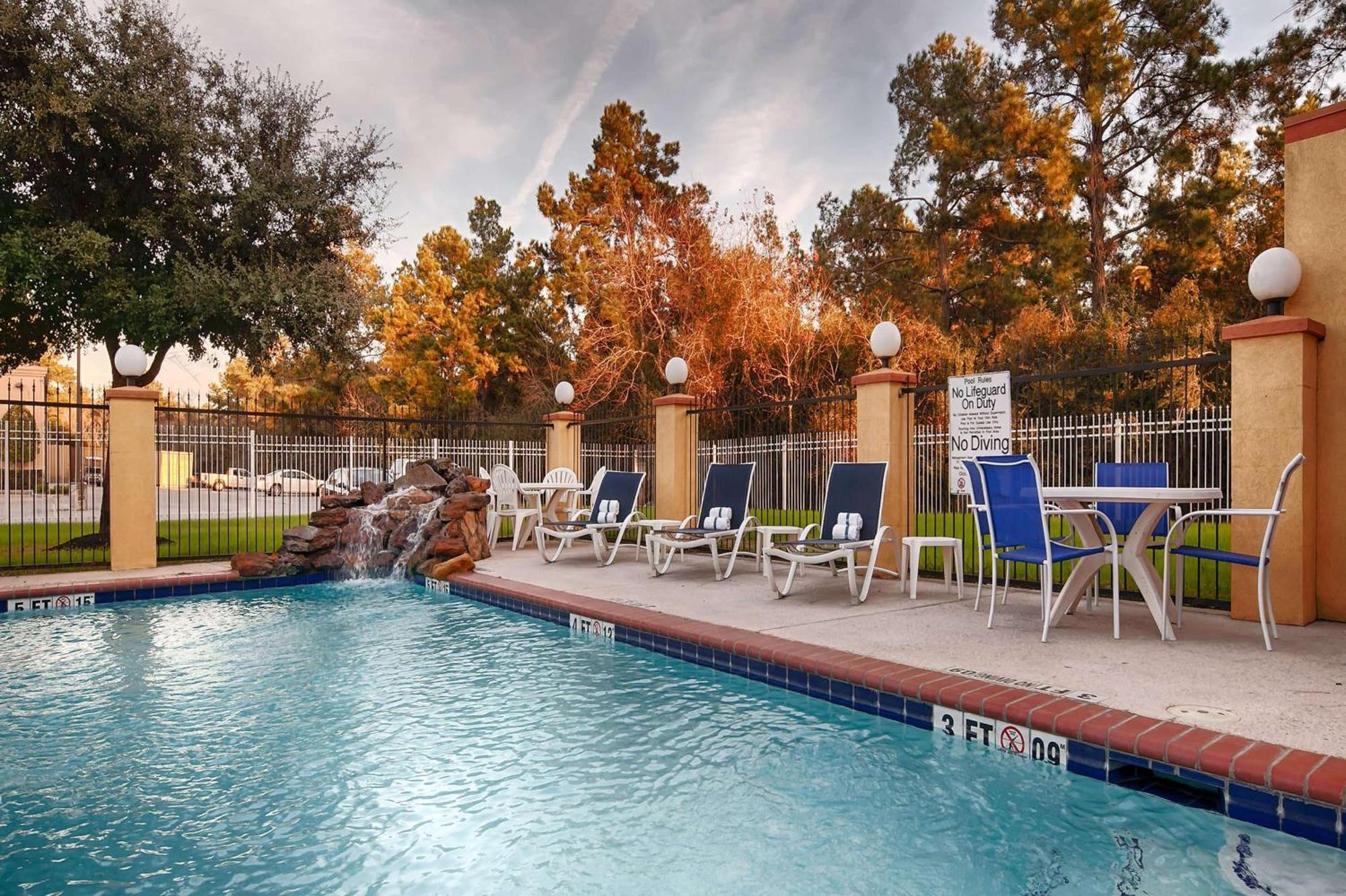 Days Inn & Suites By Wyndham Sam Houston Tollway Jersey Village Exterior photo