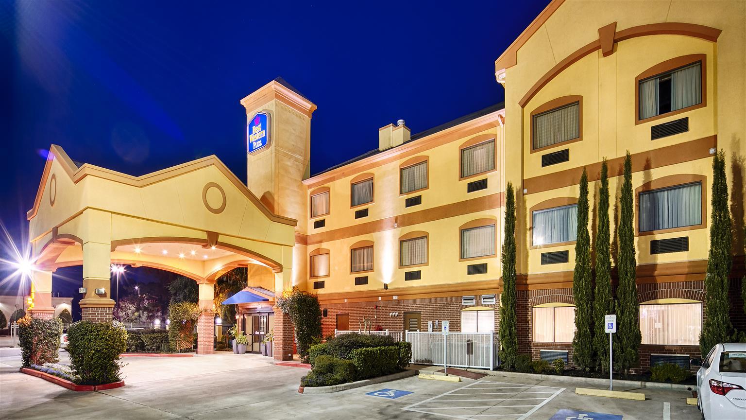 Days Inn & Suites By Wyndham Sam Houston Tollway Jersey Village Exterior photo
