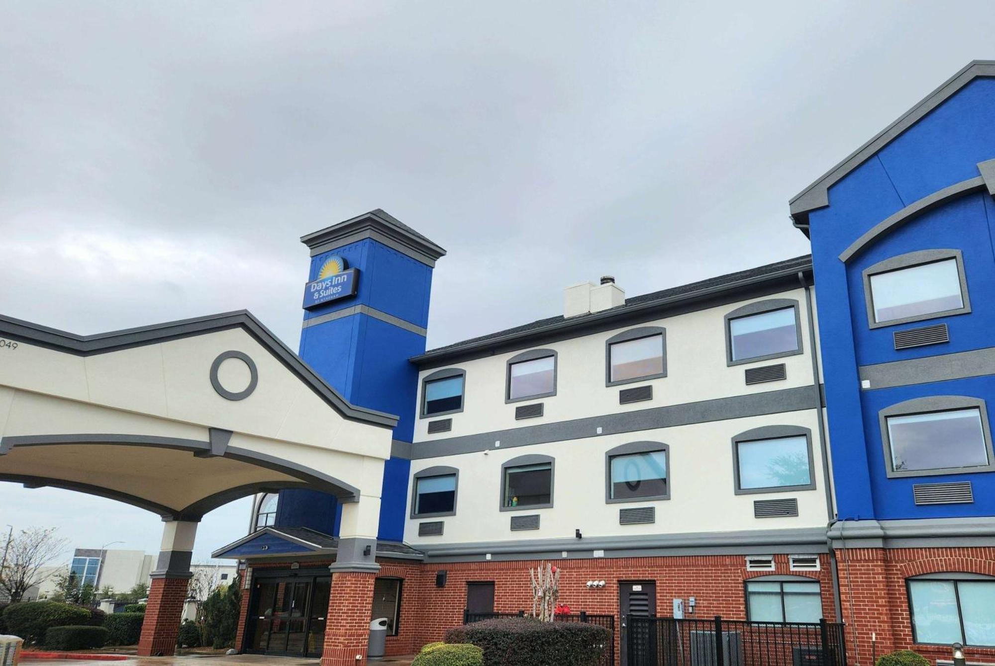 Days Inn & Suites By Wyndham Sam Houston Tollway Jersey Village Exterior photo